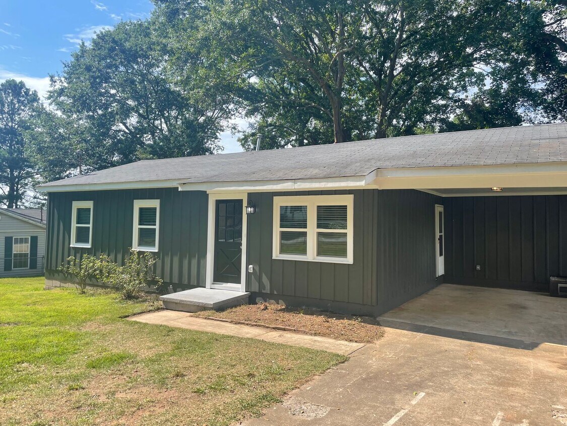 Primary Photo - Newly Renovated Home Off S. Milledge!