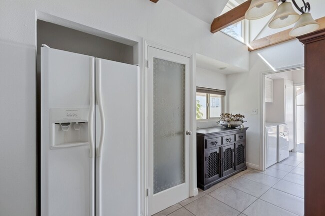Building Photo - Spacious 4 BR 3 BA Home in Prime West L.A.