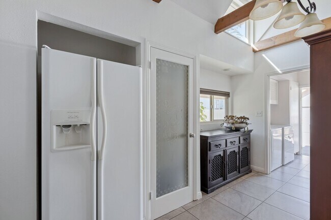 Foto del edificio - Spacious 4 BR 3 BA Home in Prime West L.A.