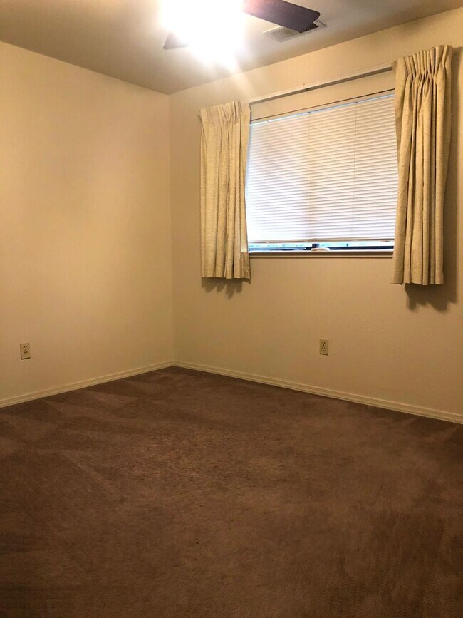 Foto del edificio - Spacious townhouse close to downtown