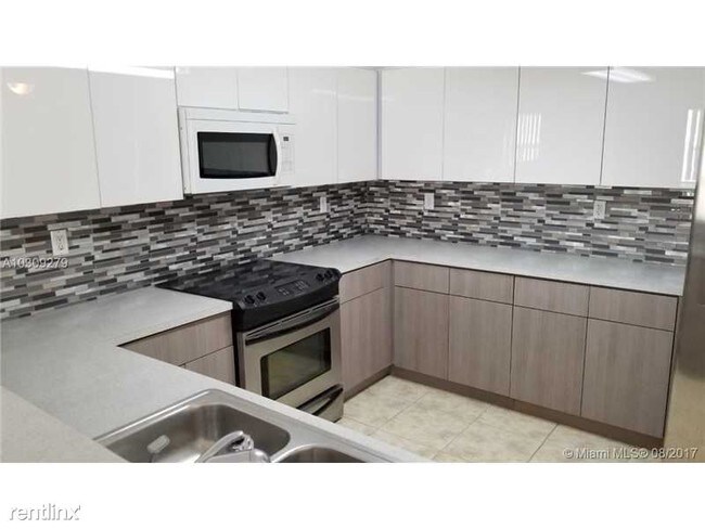 Foto del edificio - 8851 NW 110th Pl