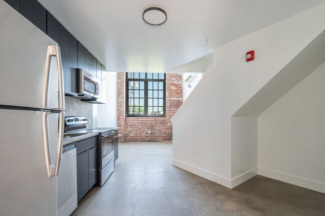 Building Photo - 3003 W Glenwood Ave