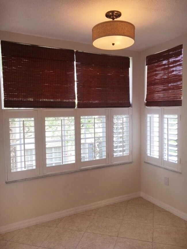 Foto del edificio - 3 Bedroom 2 Bath corner unit with wrap around balcony in Elevator Building in East Village of Cel...
