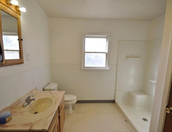 Building Photo - 3 Bedroom Home with Large Fenced Yard Avai...
