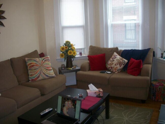 Building Photo - 463 Park Dr