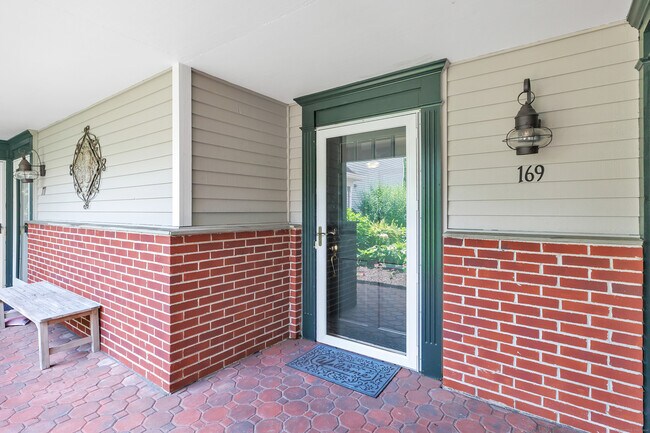Foto del edificio - 169 Mayfield Dr