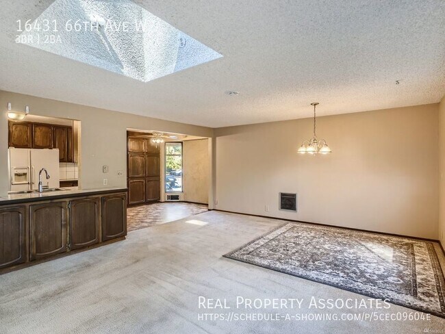 Foto del edificio - 3bd, 2 bath duplex unit -1 block to Meadow...