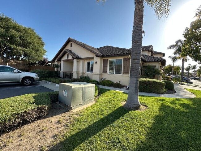 Building Photo - La Ventana Estates 3 bdrm Townhome Available