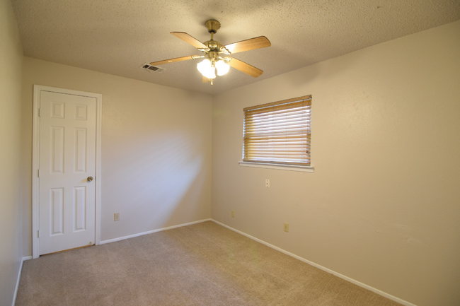 Foto del edificio - 2403 Skylark Cir