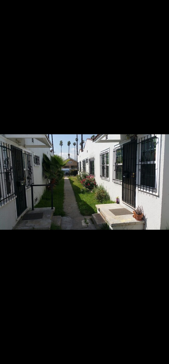 Foto del edificio - 1015 1/2 W 55th St