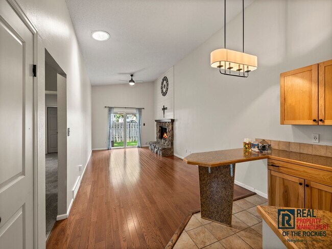 Building Photo - Beautiful 4 Bed 2 Bath Townhome in Central...