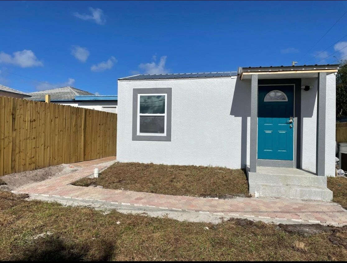 Foto principal - 825 W 3rd St