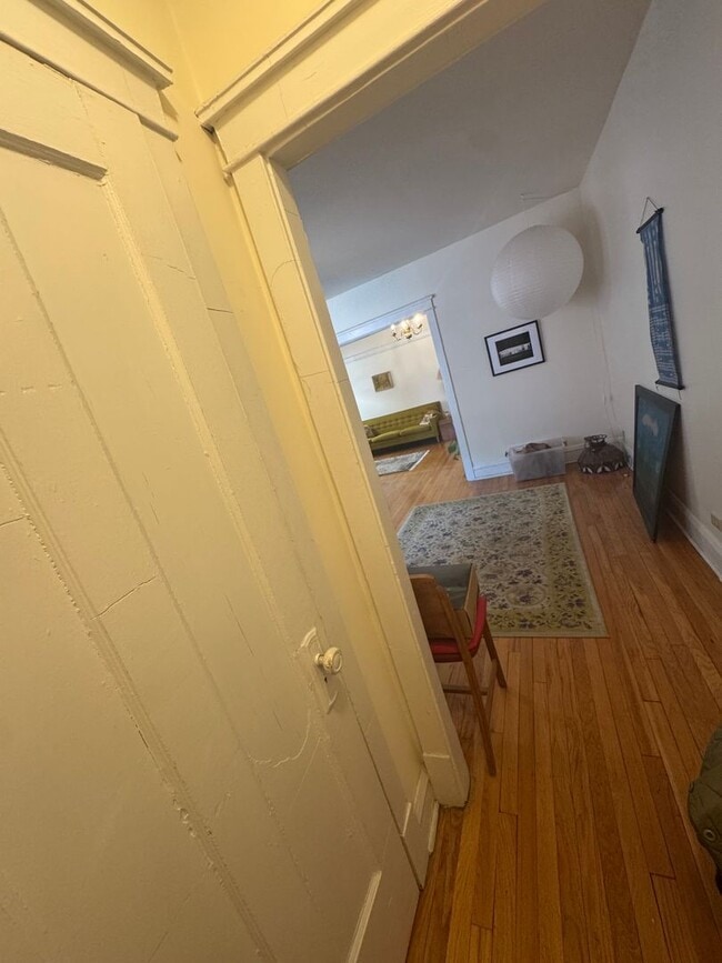 Foto del edificio - Lovely and Very Large Ravenswood Manor 1 BR