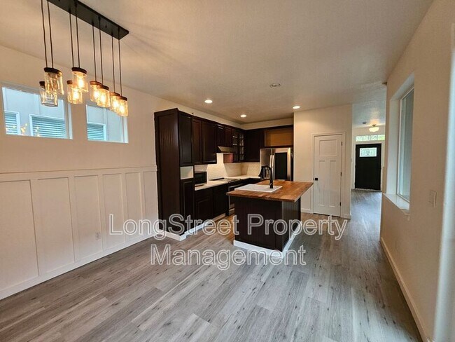 Building Photo - 4616 SE Lone Oak St