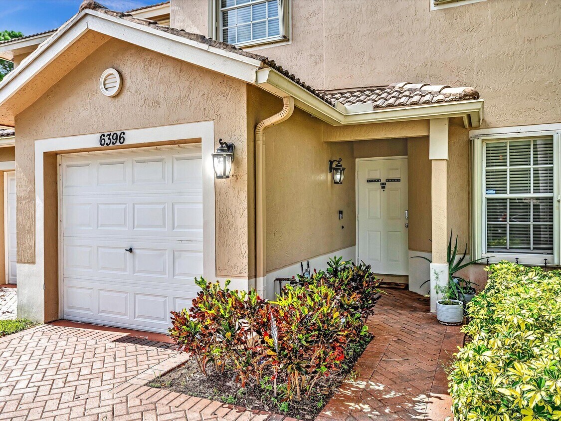 Foto principal - 6396 Park Lake Cir