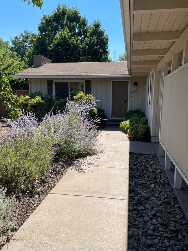 Foto del edificio - $300 OFF 1st Month's RENT!! - East Medford...