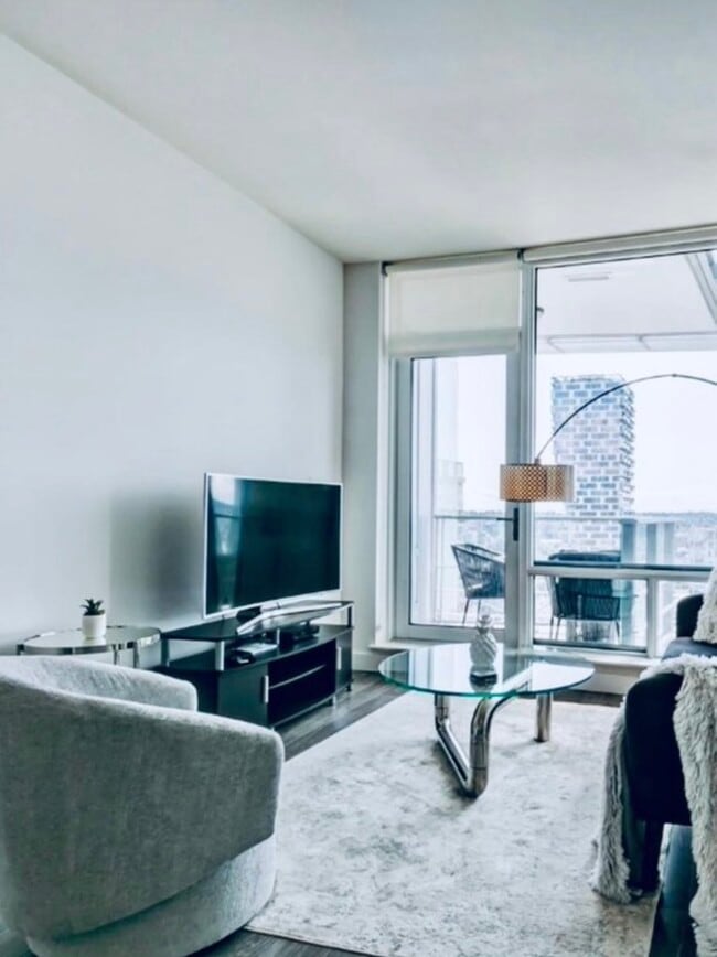 Building Photo - 1283 Howe St