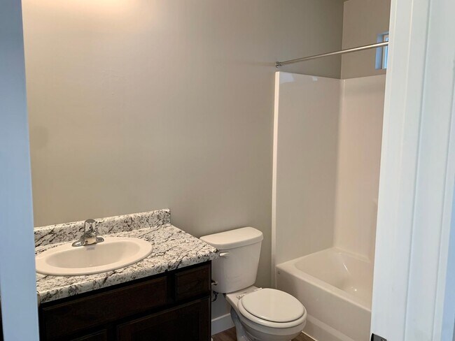 Building Photo - BEAUTIFUL LAKE POINT RAMBLER AVAILABLE July 8th!