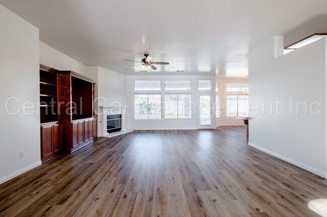 Foto del edificio - 4 Bedroom/2.5 Bath Home with Solar - $3250 per month!