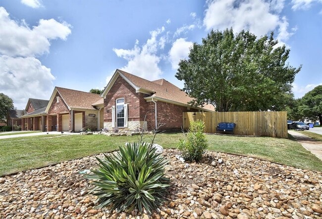 Building Photo - 2354 Oak Pebble