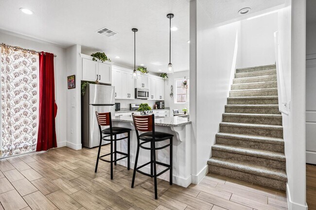 Foto del edificio - 438 N Stone Mountain Dr