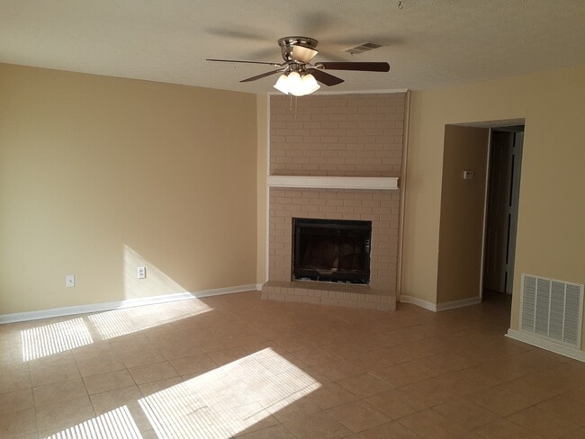 Building Photo - 1319 Lakeview Dr NW