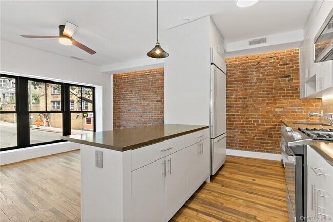 Foto del edificio - 115 N Division St