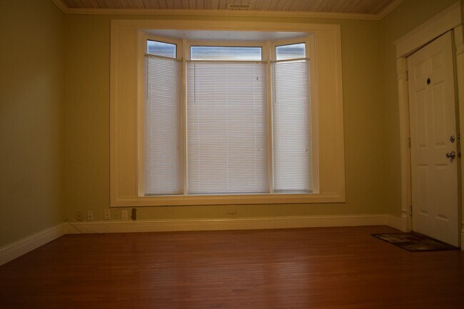 Living room - 1322 E Walnut St