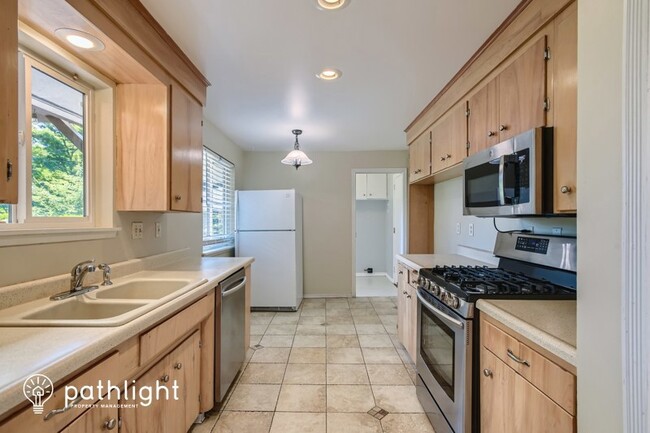 Building Photo - 1629 Huson Dr