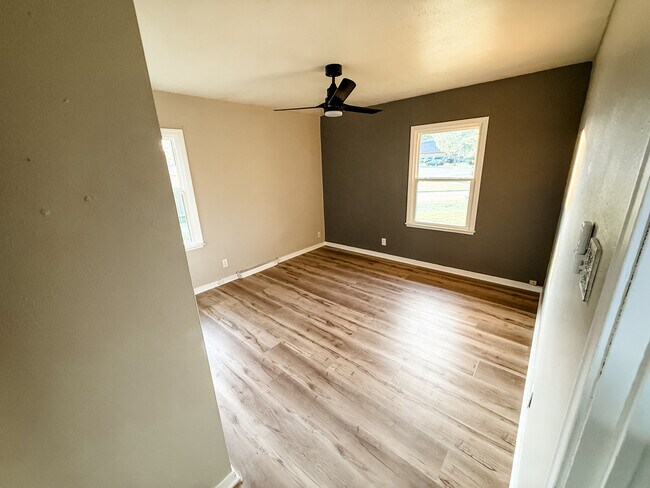 Building Photo - 903 38th St SE