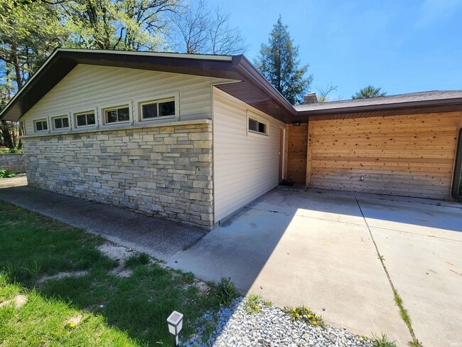 Building Photo - 642 E Northcliff Ave