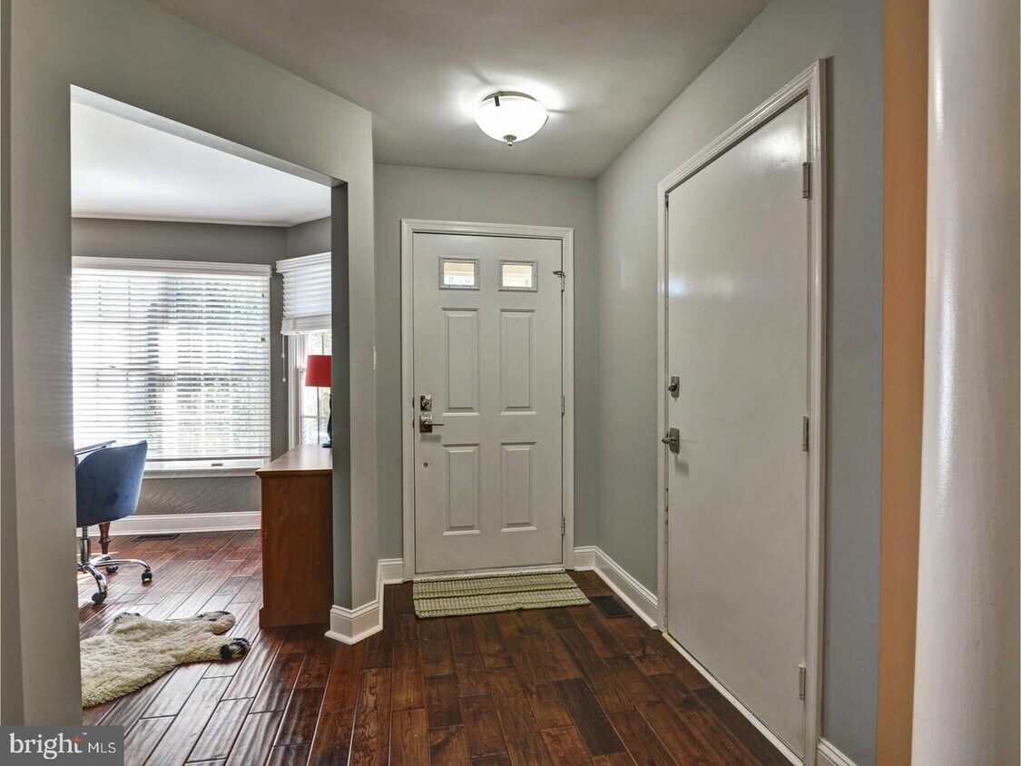 Primary Photo - 35 Benjamin Rush Ln