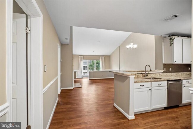 Foto del edificio - 1100 Quaker Hill Dr