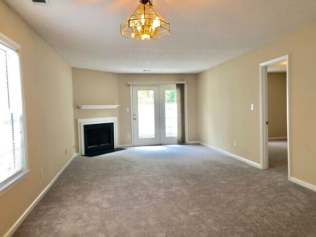 Building Photo - GARDEN HOME IN FOXCROFT COMMUNITY OFF POLO...