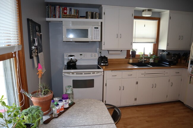Kitchen - 1528 E Saveland Ave