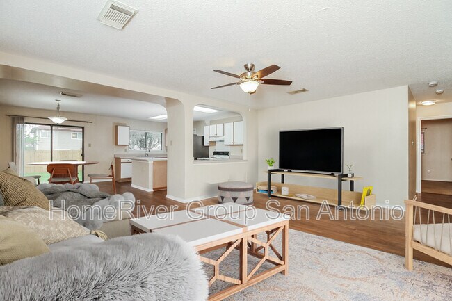 Foto del edificio - 8019 Chestnut Cedar Dr