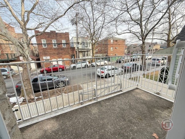 Foto del edificio - 1561 Mayflower Ave