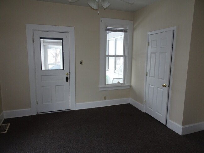Entry - 1211 W 15th St