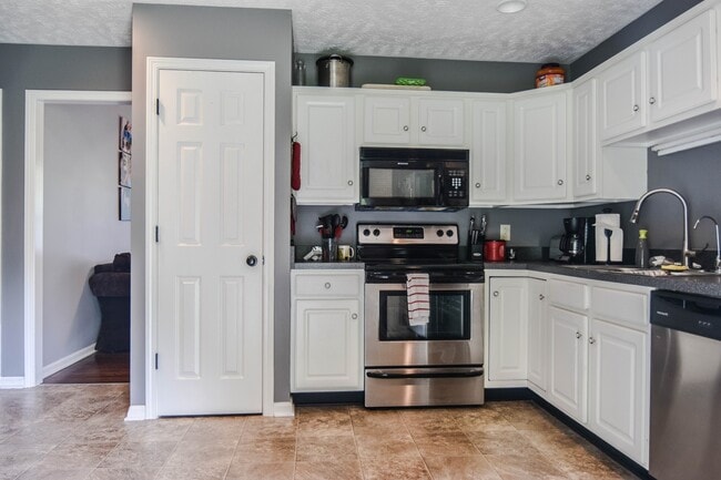 Building Photo - Three Bedroom in Sango!