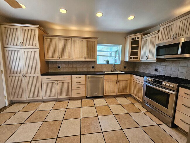 Foto del edificio - Charming Single Family Home with Pool in B...