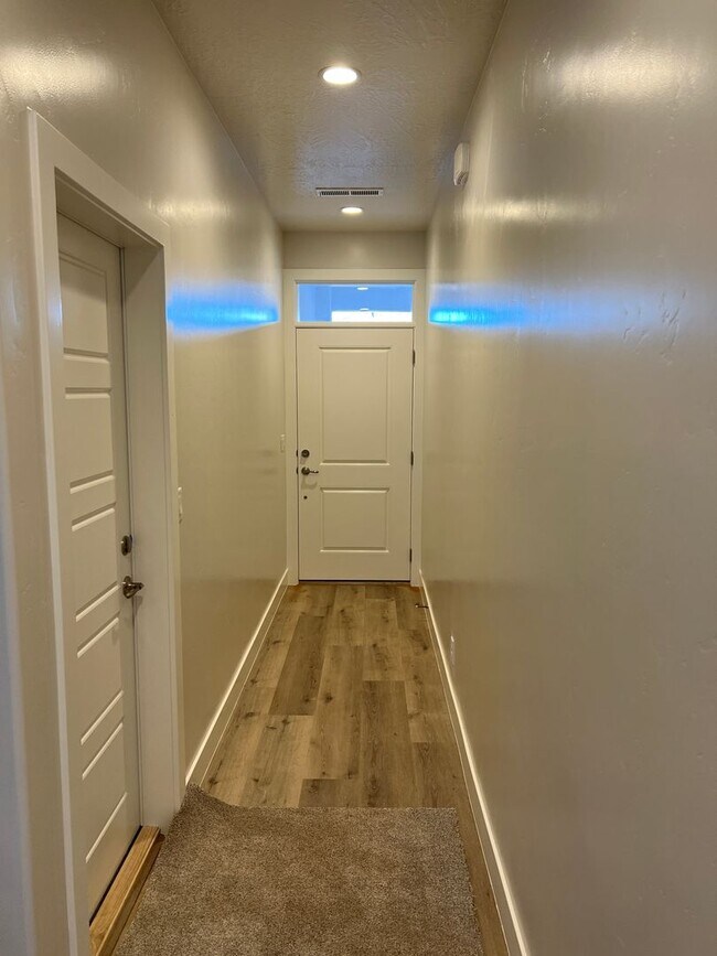 Building Photo - 3 Bedroom 2.5 Bathroom Townhome in Washing...