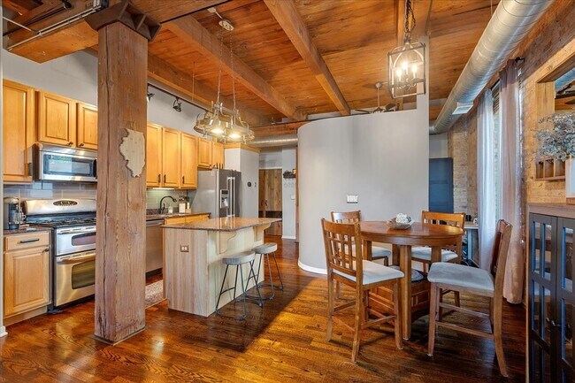 Foto del edificio - 1740 N Maplewood Ave