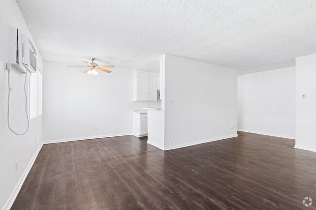 2BR, 2BA - 945SF - Living Room - Prospect Plaza Apartments