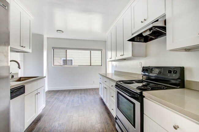 Building Photo - 843 18th St in Santa Monica.  Steps to Mon...