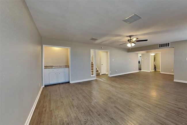 Building Photo - 1922 Mustang Springs Dr