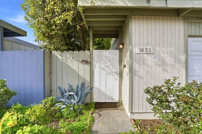 Building Photo - 1855 Forest Ct