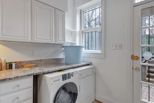 Foto del edificio - 321 F St NE