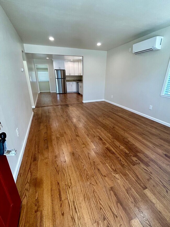 Building Photo - Completely Updated Huntwood area House!