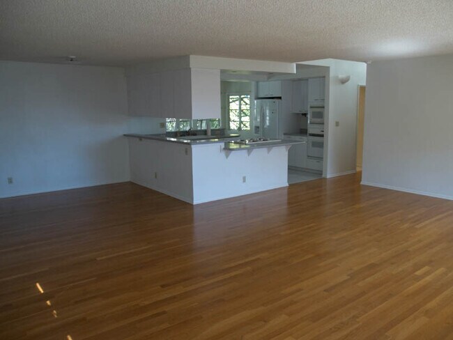 Cocina vista desde la sala de estar - 2640 Ipulei Pl