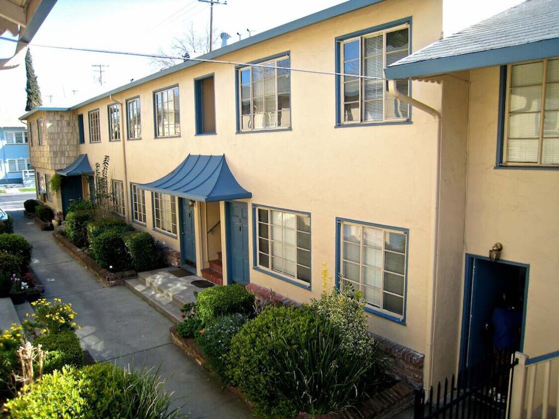 Building Photo - Kenwood Apartments 2424